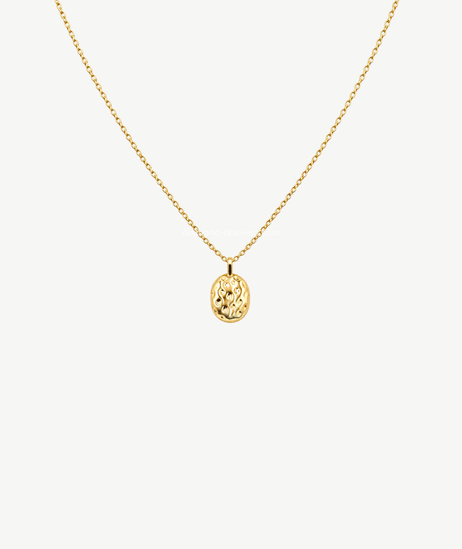 TEXTURED OVAL GOLD PLATED SILVER PENDANT NECKLACE | قلادة فضة مطلية بالذهب بتعليقة بيضاوية مزخرفة